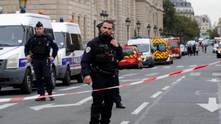 الشرطة الفرنسية: منفذ اعتداء باريس معروف بتورّطه بمحاولتي قتل