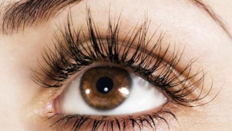 طول الرموش... وجاذبية المرأة