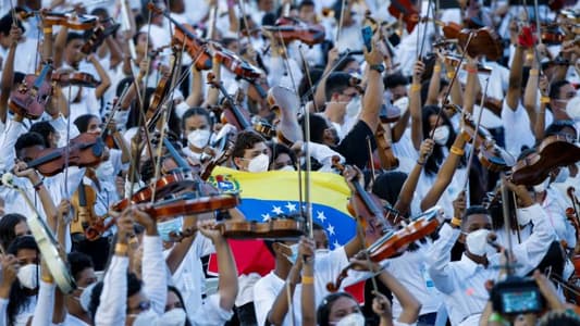 Young Venezuelans Attempt to Break Guinness Record for Largest Orchestra