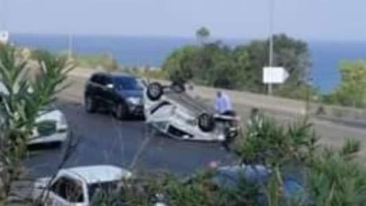 Photo: A car overturned on the Saadiyat highway towards Damour, resulting in material damage, without affecting the traffic in the area