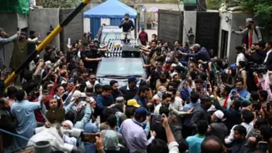 الشرطة الباكستانية: اعتقال 61 شخصاً من أنصار عمران خان خارج منزله في لاهور