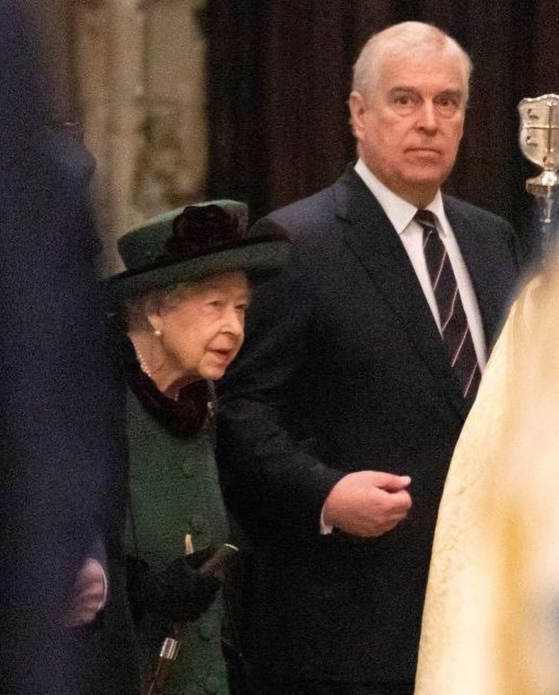 الأمير أندرو المجرّد من مزاياه الأميرية... يستذكر أمّه بـ"صورة"