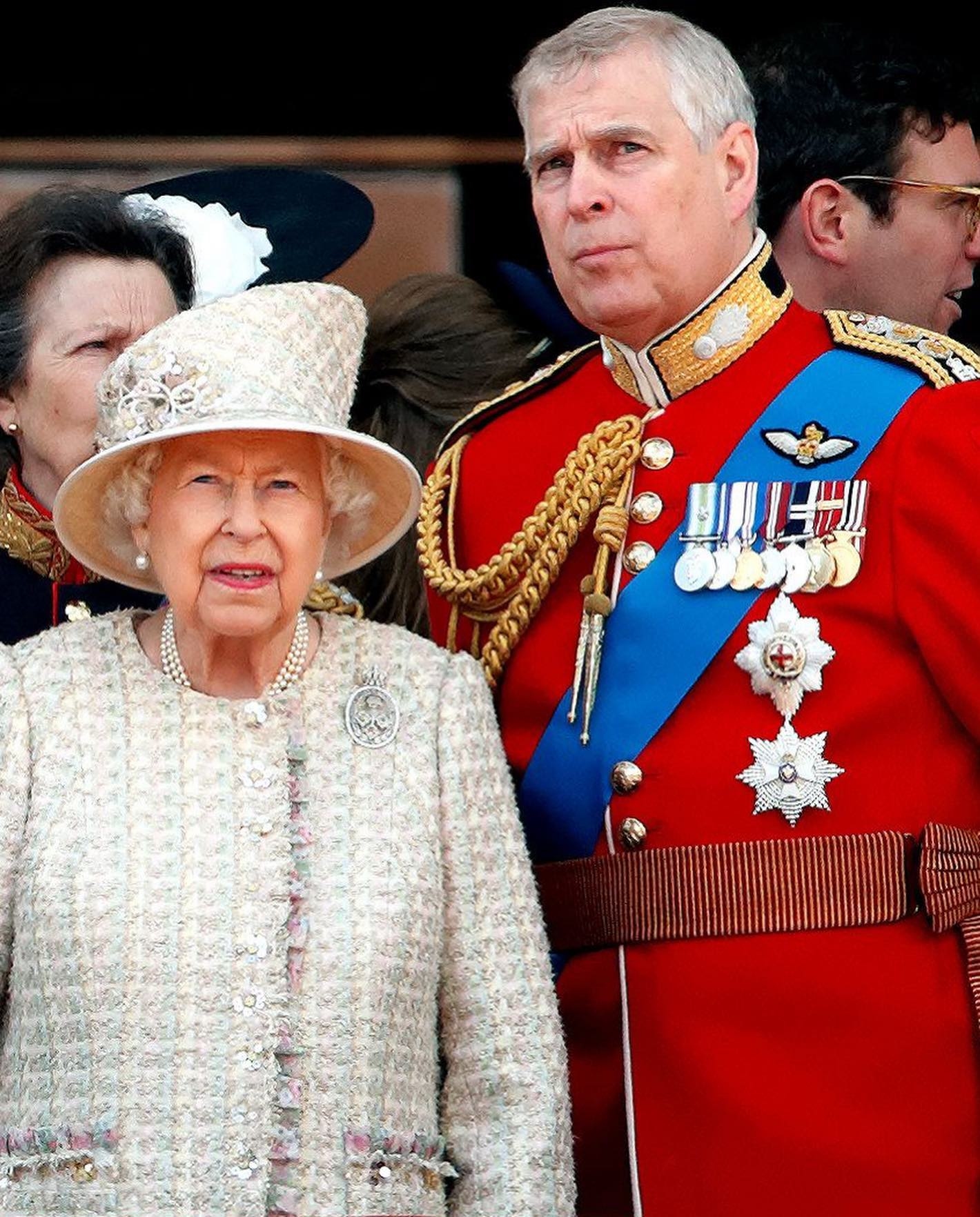 الأمير أندرو المجرّد من مزاياه الأميرية... يستذكر أمّه بـ"صورة"