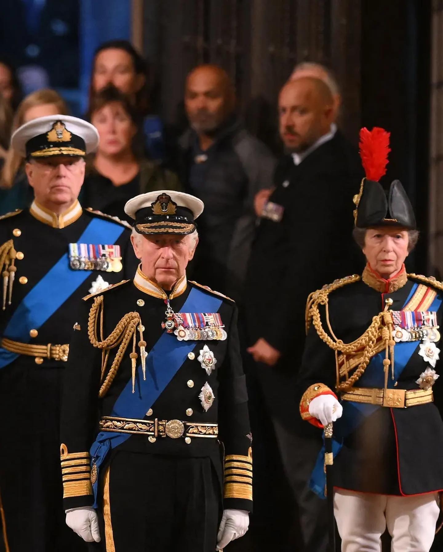 الأمير أندرو المجرّد من مزاياه الأميرية... يستذكر أمّه بـ"صورة"