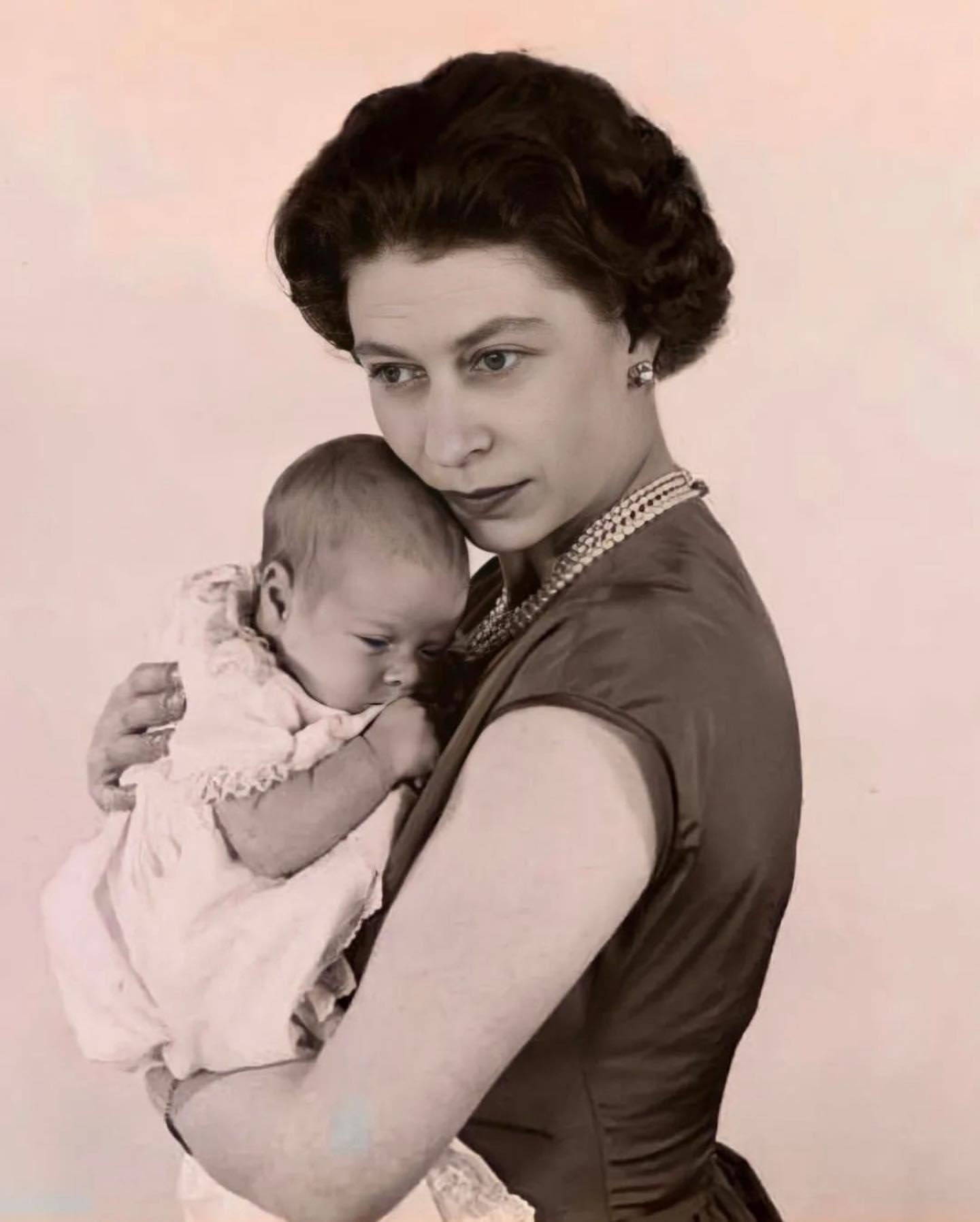 الأمير أندرو المجرّد من مزاياه الأميرية... يستذكر أمّه بـ"صورة"