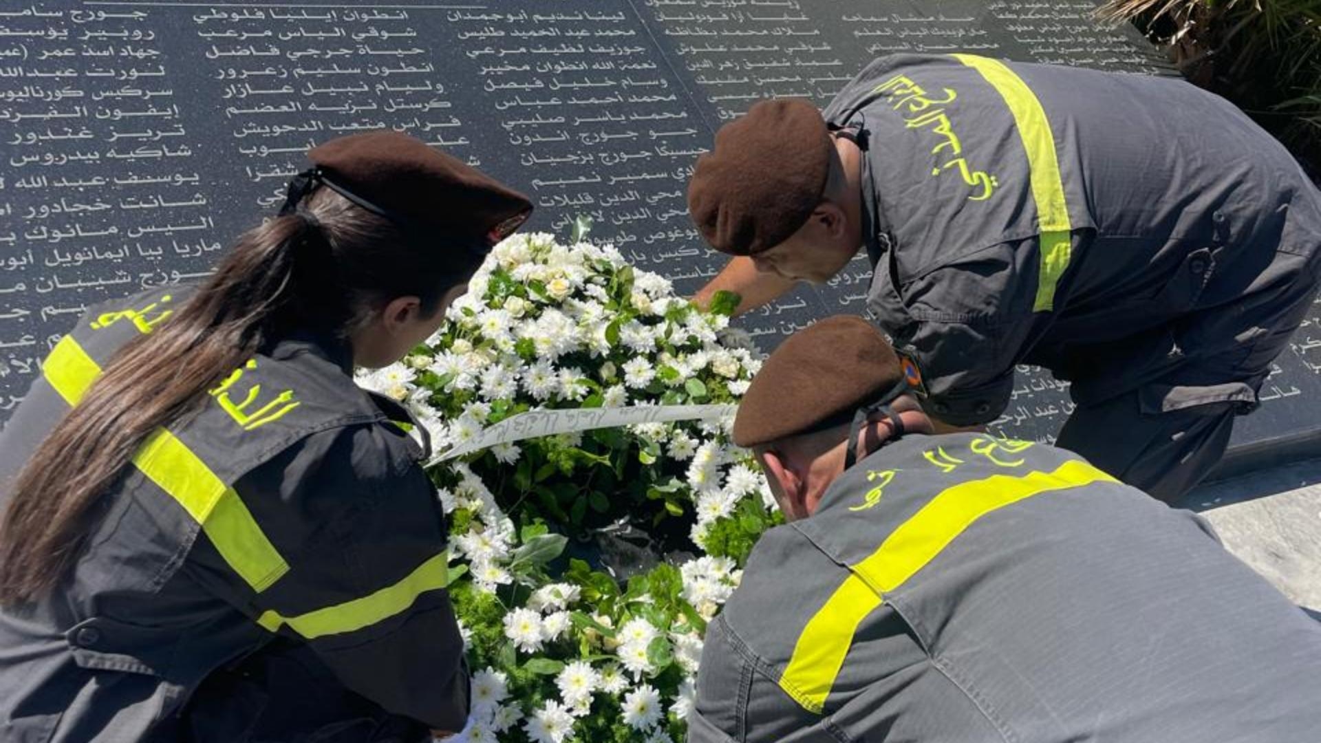 بالصور: من عناصر الدفاع المدني إلى ضحايا انفجار المرفأ... إكليلٌ من الزهر