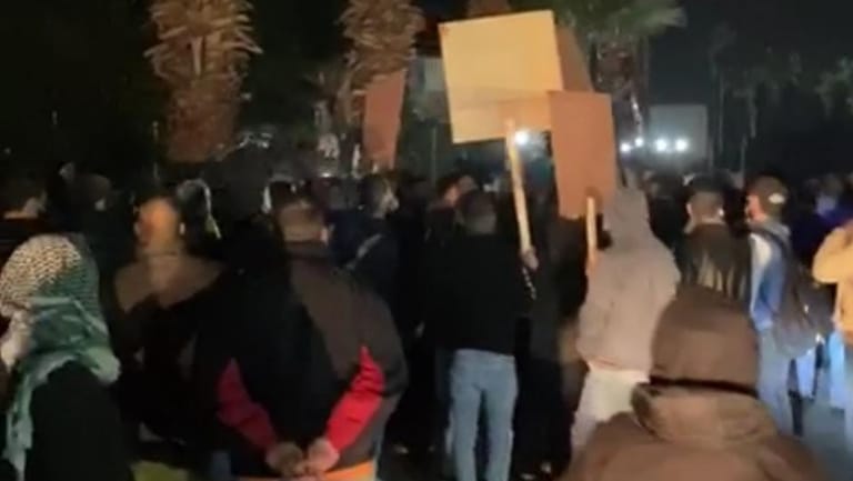 مسيرة راجلة جابت شوارع طرابلس ووقفات امام منازل عدد من النواب