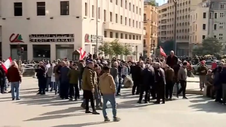 إعتصام للعسكريين المتقاعدين في ساحة رياض الصلح للمطالبة بحقوقهم وتشديد من قبلهم على إقفال مداخل السراي الحكومي لمنع أي وزير من الدخول