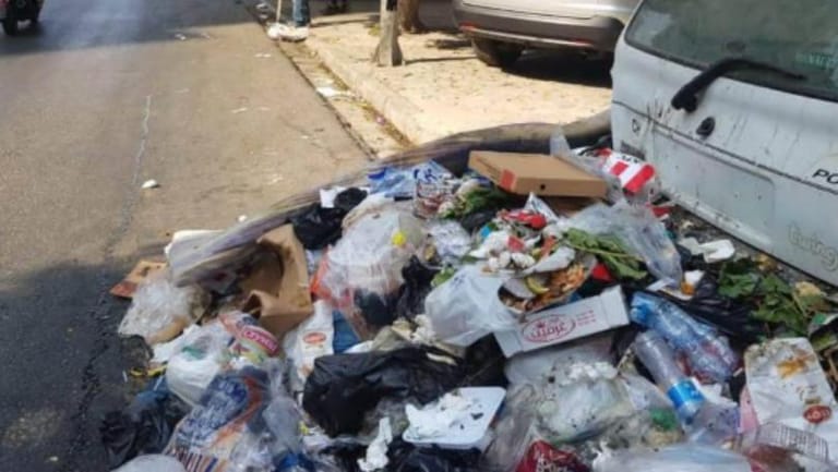 النفايات تفجّر أزمة في صيدا.. هل تُطيح برئيس بلديتها؟