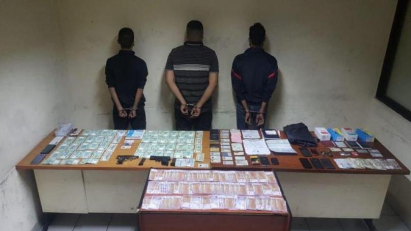 عصابة تخطف وتسلب سائقي الفانات بقوة السلاح!