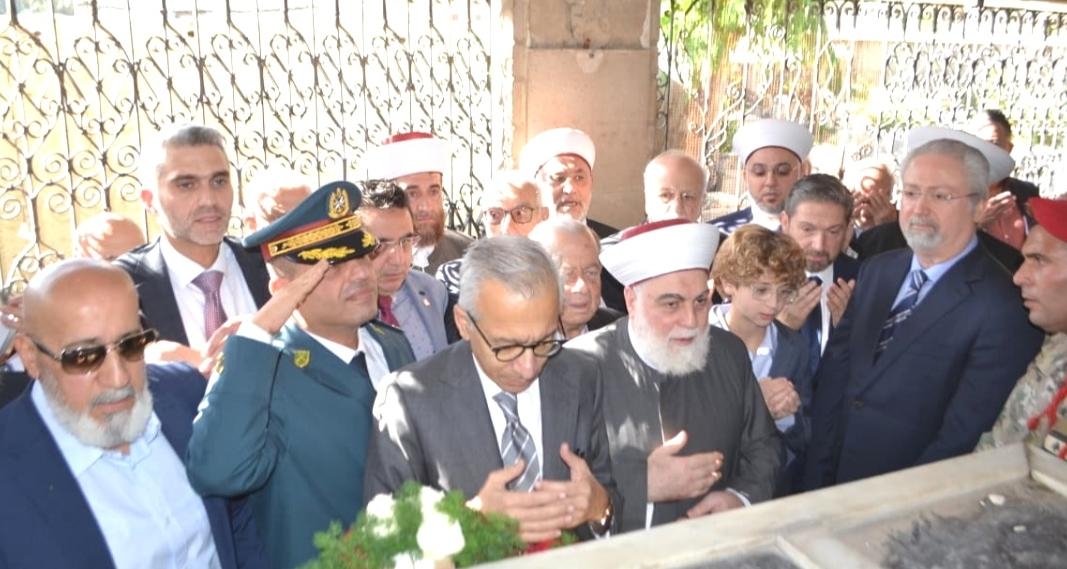 في ذكرى الاستقلال... أكاليل على أضرحة رجالات الاتسقلال