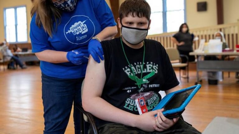 New U.S. COVID cases fall for third week, deaths lowest since July