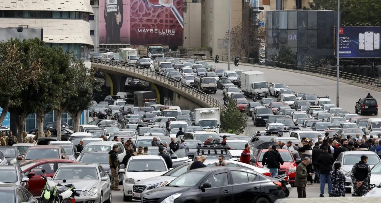 ضرائب لتمويل زيادات على رواتب القطاع العام تُشعل الشارع