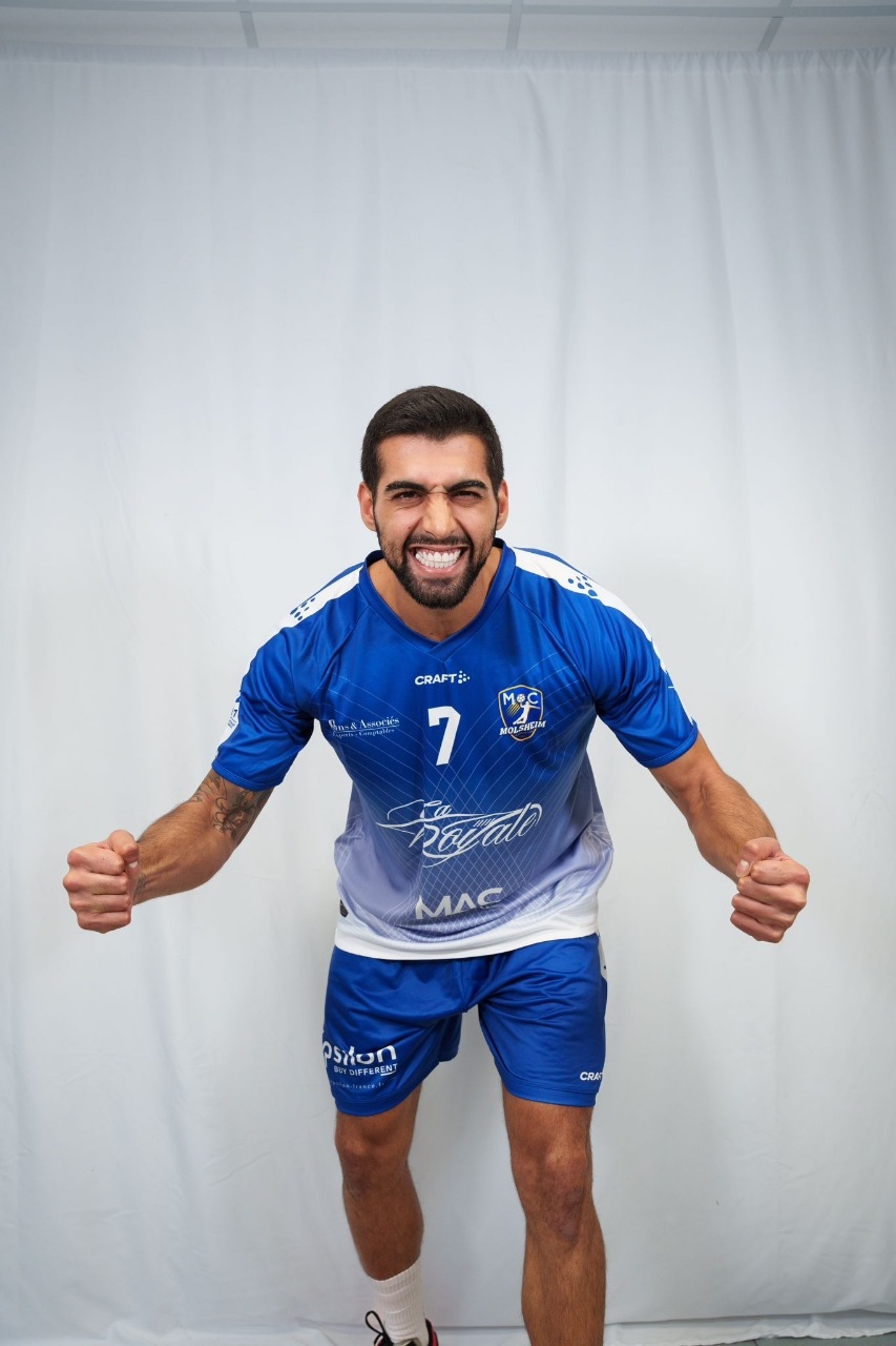علي قبيسي لاعب كرة اليد يتوج بلقب الدوري الفرنسي للدرجة الثالثة