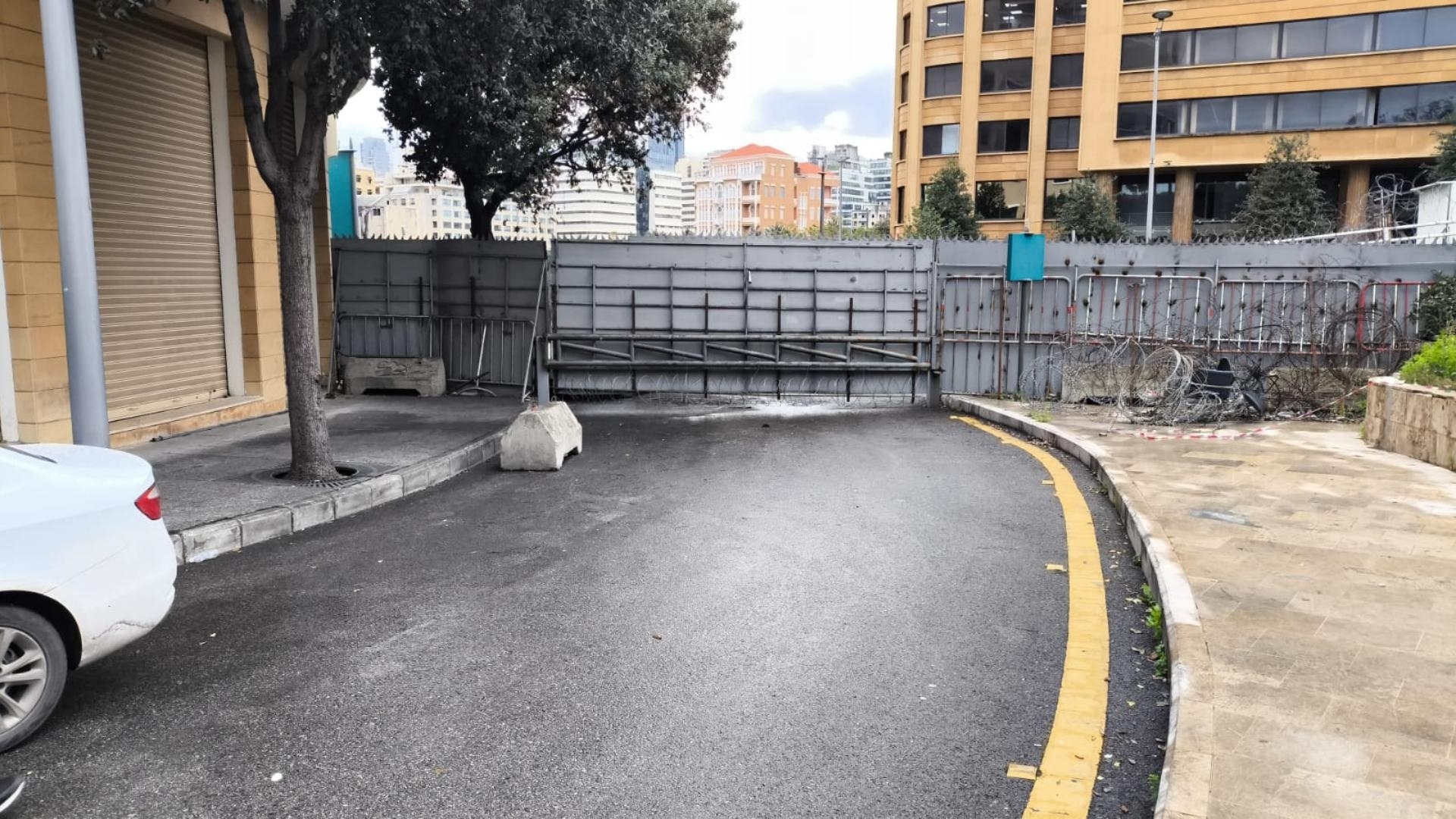 Photos: 'Bye-Bye' to the Barriers at the Government Palace