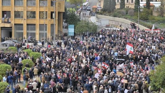 Retired soldiers flocked to Riad El-Solh Square