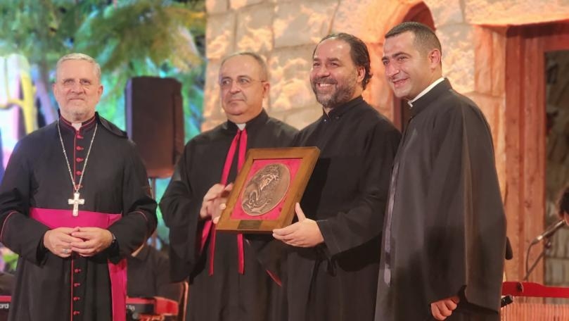 أمسية إستثنائية في تكريس "صليب القيامة" في كنيسة مار شربل – نهر ابراهيم