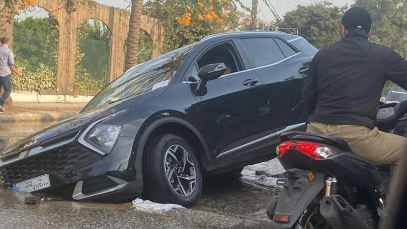 بالصور: انهيار طريق... وسقوط سيارات