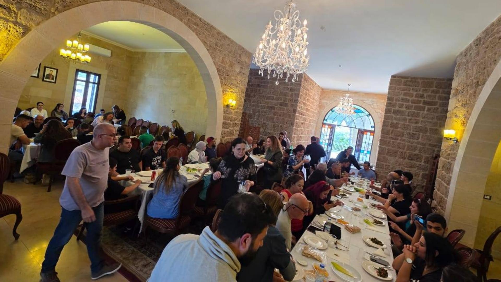 بالصّور: غداء محبة ولقاء مع النازحين في دار رعية سيدة عمشيت