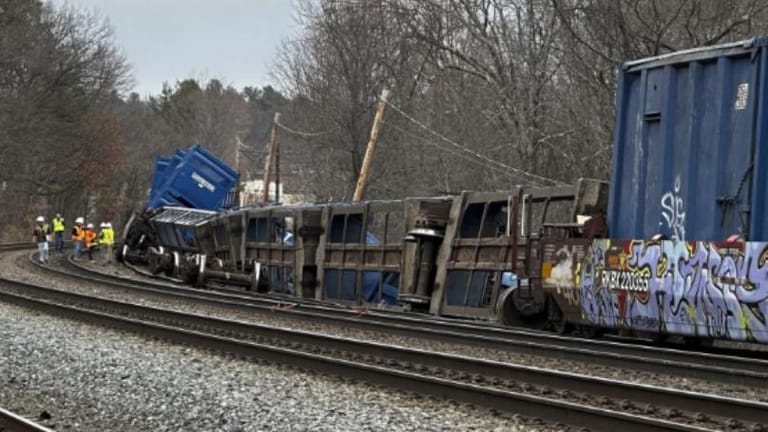 خروج قطار عن مساره