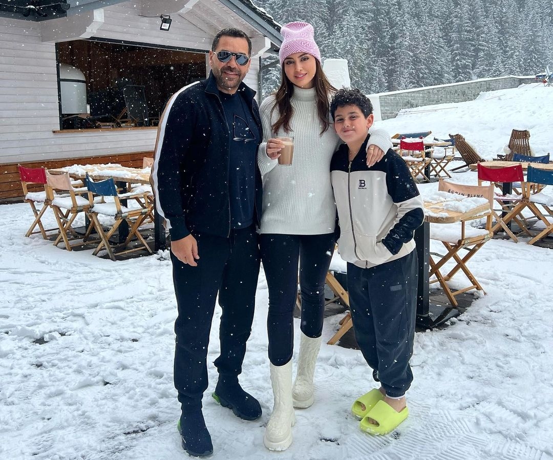 بالصور: نجلا أصالة في إجازة مع والدهما طارق العريان ونيكول سعفان