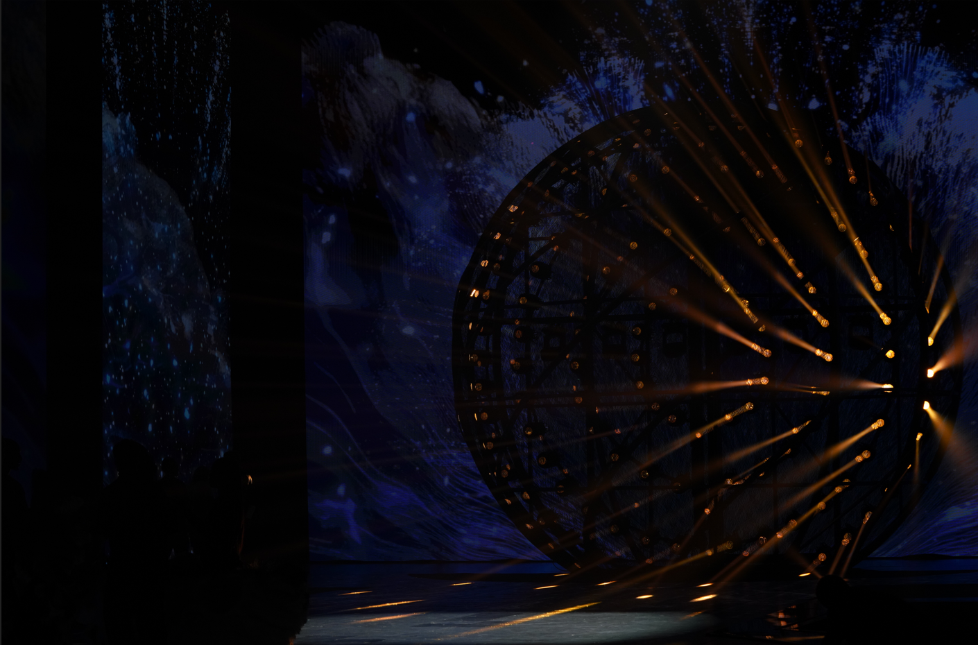 جيلبير حداد... مصمّم الحفلات الذي أضفى سحرًا على عرض إيلي صعب في الرياض