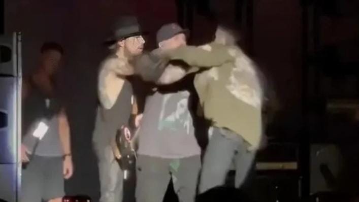 تنمّر وفضائح... شجار فرقة روك شهيرة ينتقل من المسرح إلى القضاء!