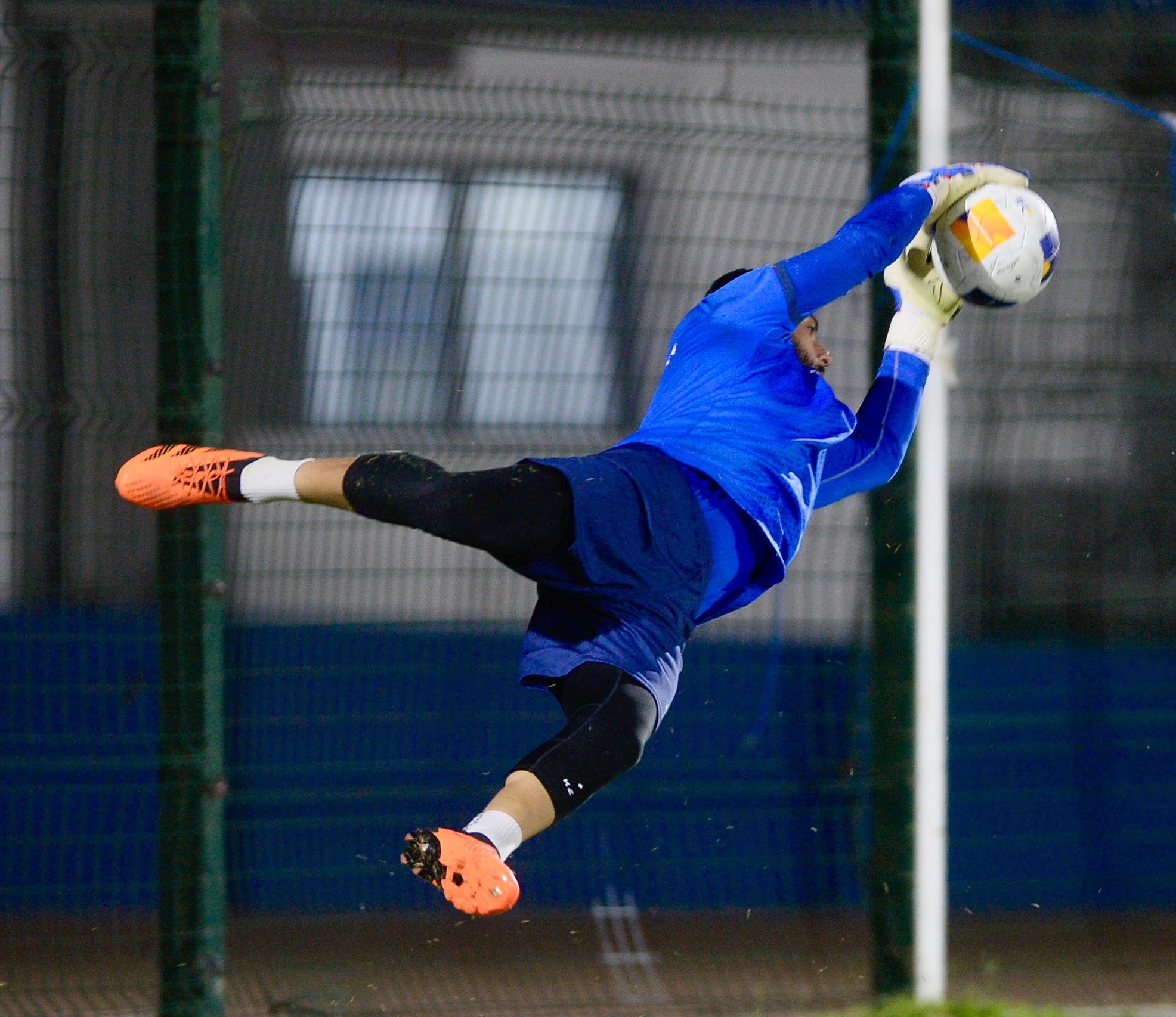 لبنان يختبر قاعدته المحلية أمام قطر بغياب المحترفين