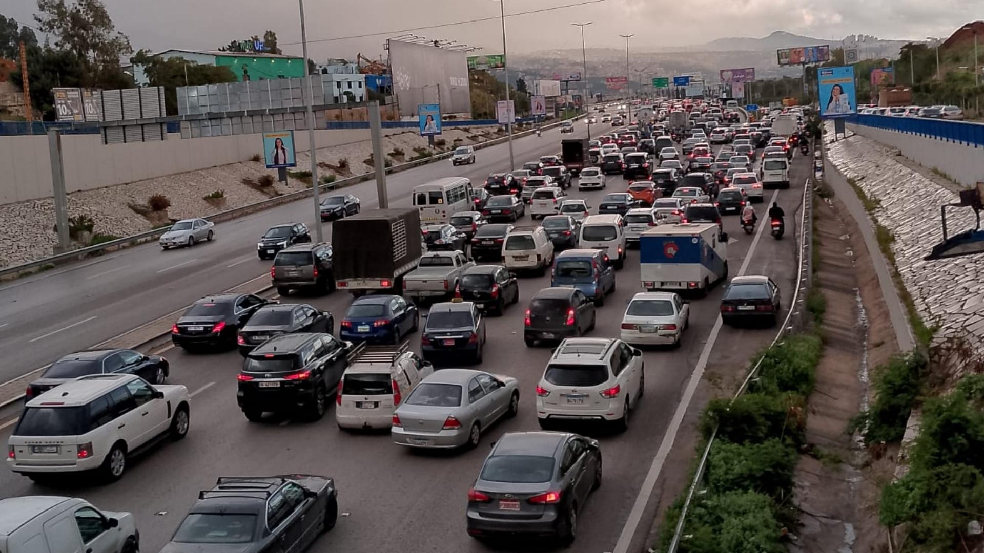 بالصّور: حركة المرور كثيفة على أوتوستراد زياد الرحباني باتّجاه أنفاق المطار وعلى الأوزاعي المسلك الغربيّ