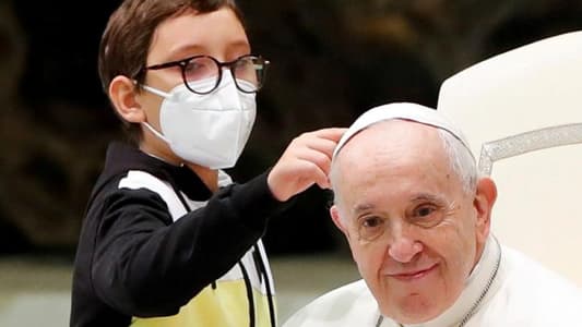 Persistent Boy Steals Show at Papal Audience