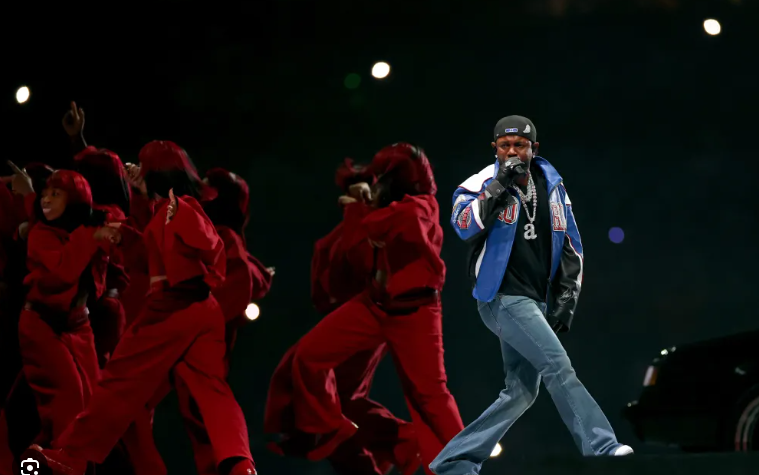 أبرز لقطات ومفاجآت النجوم في Super Bowl 2025.. تايلور سويفت تتلقى صافرات الاستهجان وتألق كندريك لامار