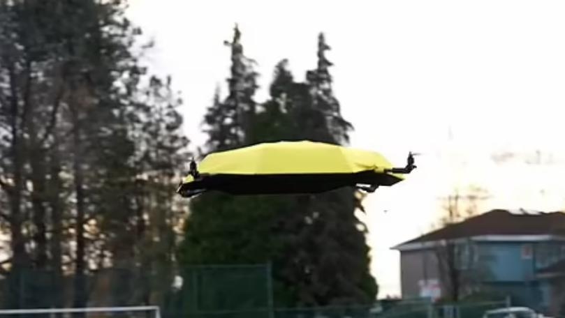 بالصّور: مظلّة طائرة تتبعك أثناء المطر!