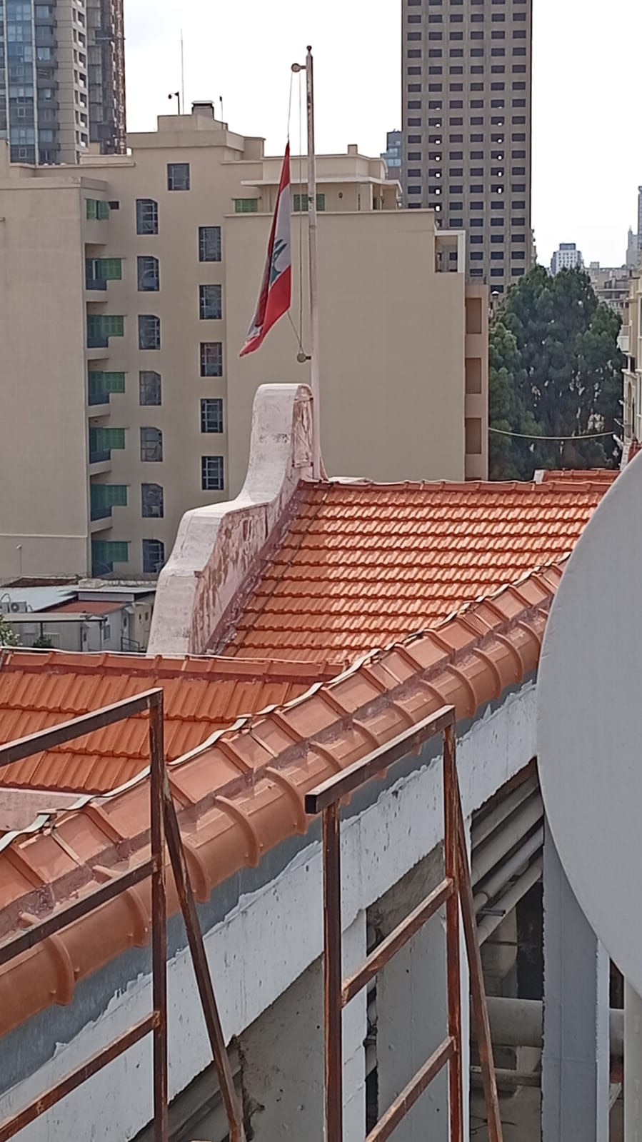 بالصّور: تنكيس العلم في السراي حداداً على البابا