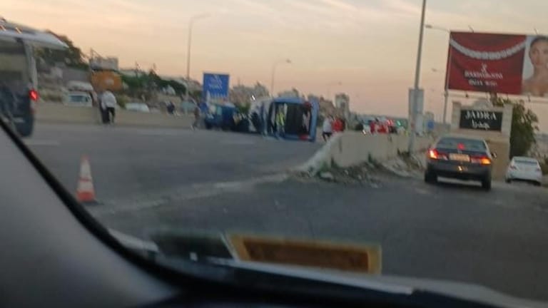 بالصورة: انقلاب حافلة كبيرة لنقل الركاب على طريق بيروت الجنوب مقابل مفرق جدرا وتمّ نقل عدد من الاصابات