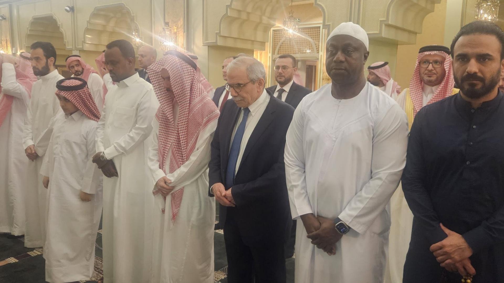 بالصّور: سلام يؤدي صلاة الفجر في السعودية