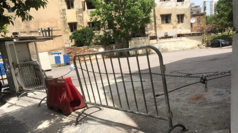 بالصّور: إقفال موقف سيارات للعموم غير مُرخَّص