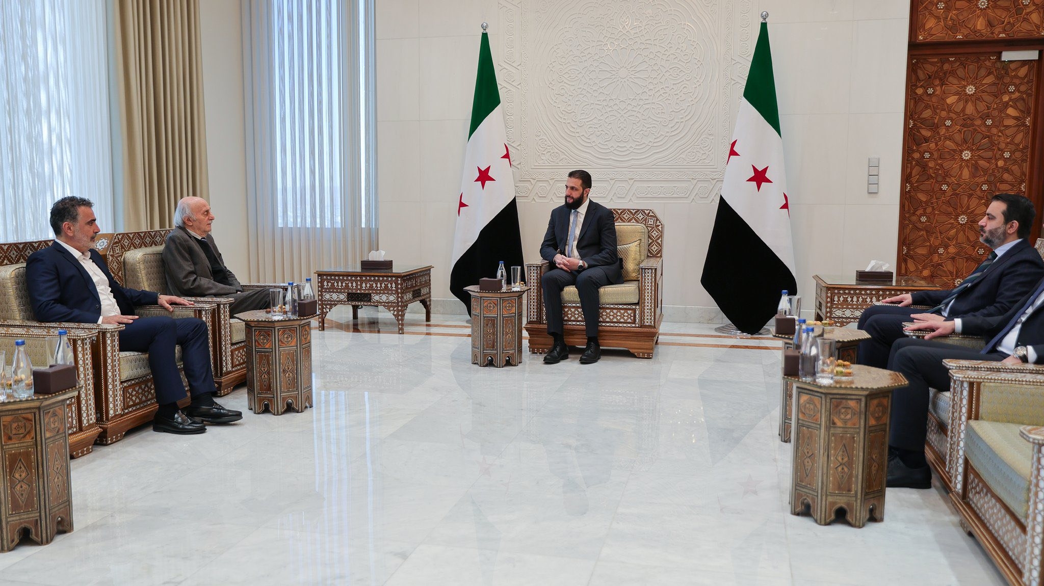 "التقدمي" يكشف تفاصيل لقاء جنبلاط بالشرع
