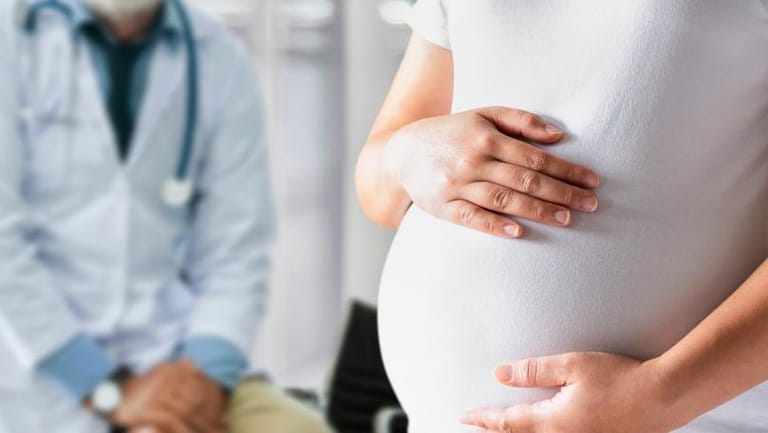 الطبّ يواجه أحد أكبر تحدياته... ما تأثير لقاح "كورونا" على الحامل؟