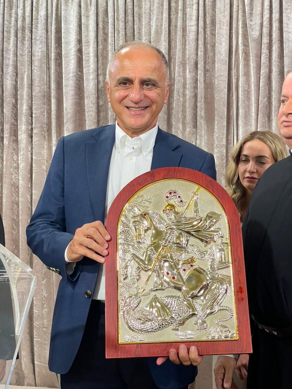 رئيس الوزراء الفرنسي الأسبق فرانسوا فيون جال في القرى الجنوبية الحدودية بدعوة من فؤاد أبو ناضر