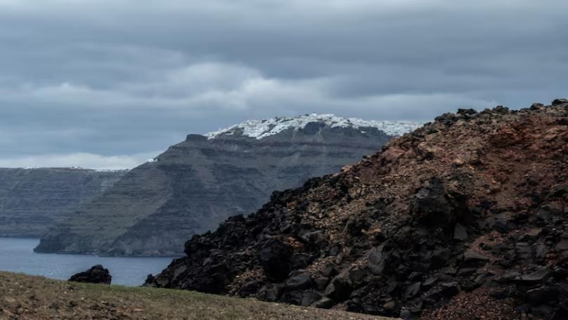 Greece to build escape port on Santorini as quakes continue