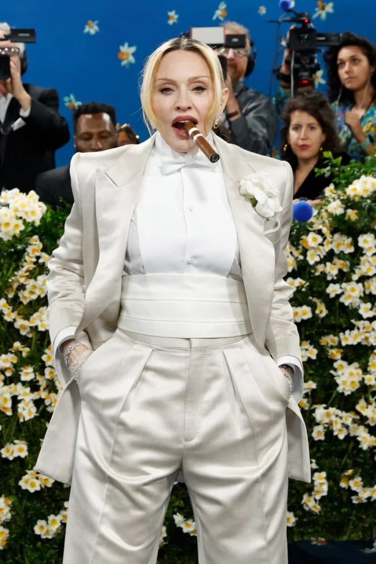 عودة مادونا بسيجار... لقطات لا تنسى للنجوم في ميت غالا 2025