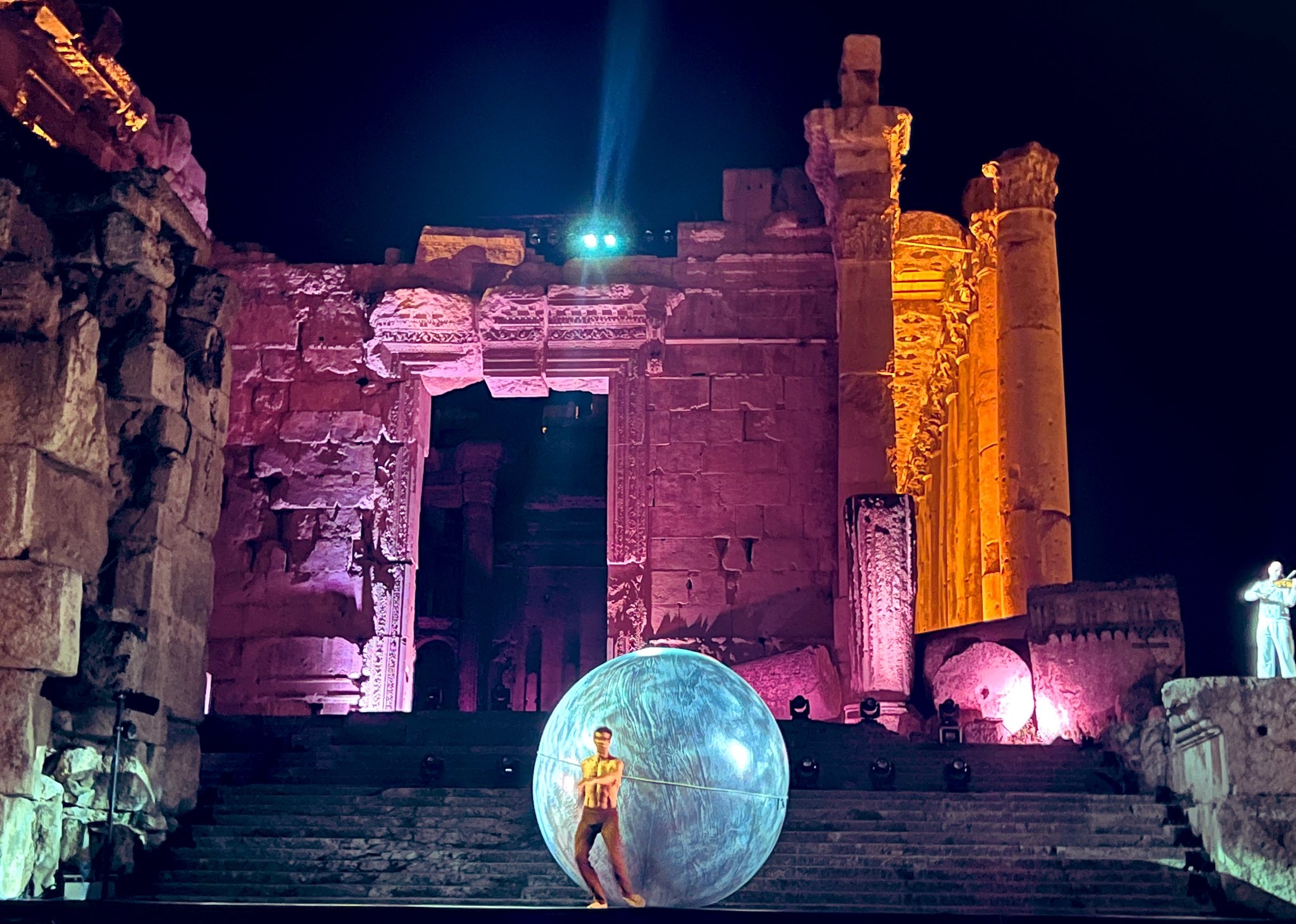 الإيطالي بولي يرقص على آلام اللبنانيين في افتتاح مهرجانات بعلبك