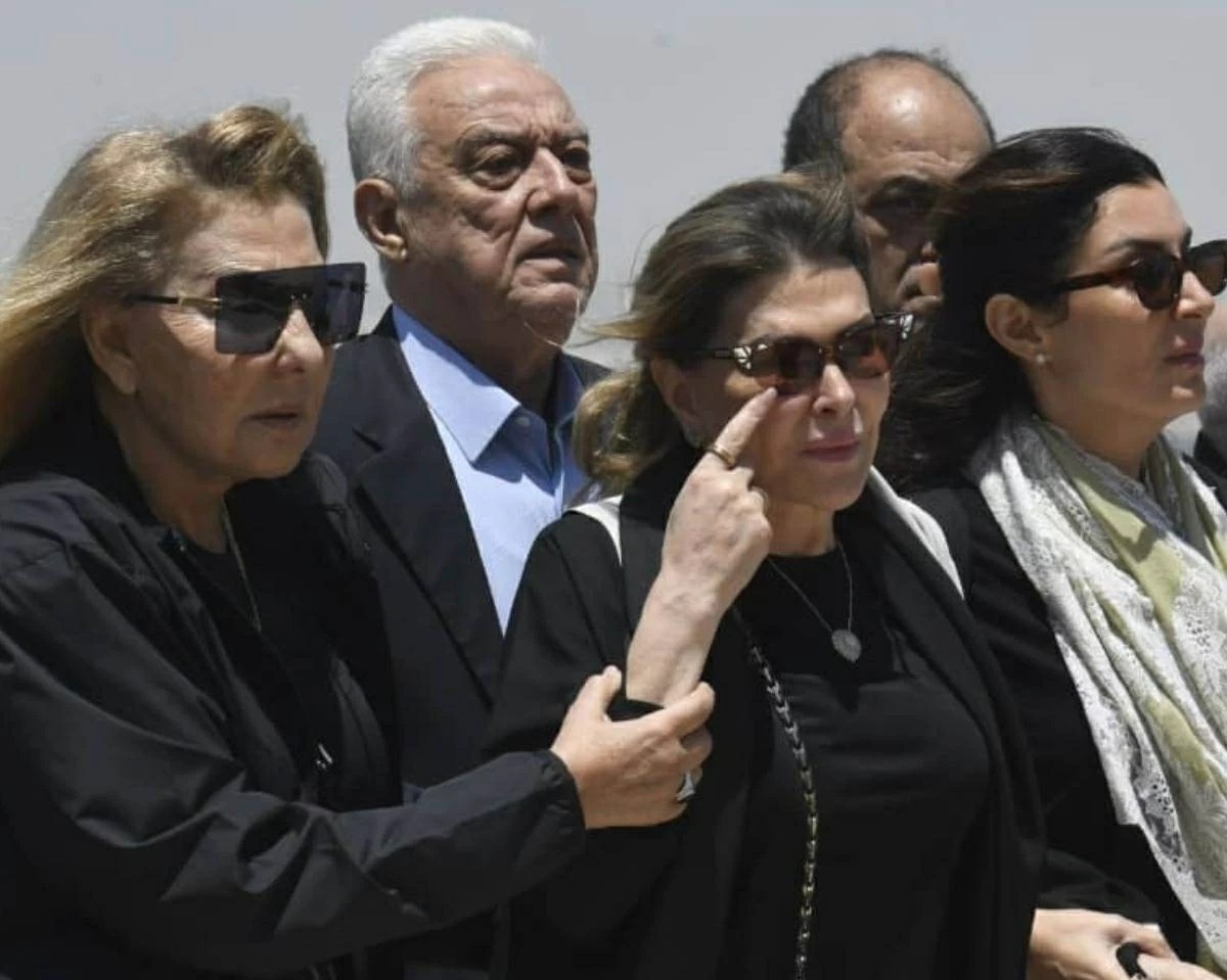 بالصور: مشاهد مؤثرة... زوجة هاني شاكر وابنه في وداعه الأخير