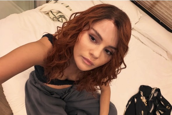 سيلينا غوميز تفاجئ جمهورها بإطلالة جديدة بشعر أحمر جريء