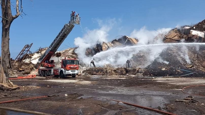 لليوم الثاني على التوالي يعمل فوج إطفاء بيروت بكامل عتاده على تبريد الصوامع المنهارة في مرفأ بيروت تمهيداً لإزالتها