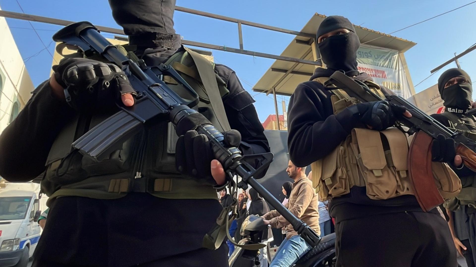 ملف السلاح الفلسطيني على نار حامية... هل يُسحَب من المخيّمات؟