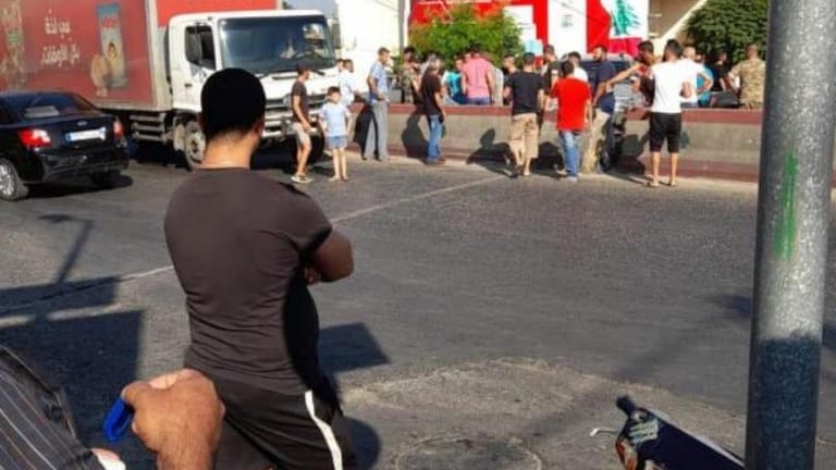 بالصّورة: محتجّون يقطعون أوتوستراد المنية الدولي بالاتجاهين وزحمة خانقة على الأوتوستراد وعلى الطرقات الفرعية البديلة