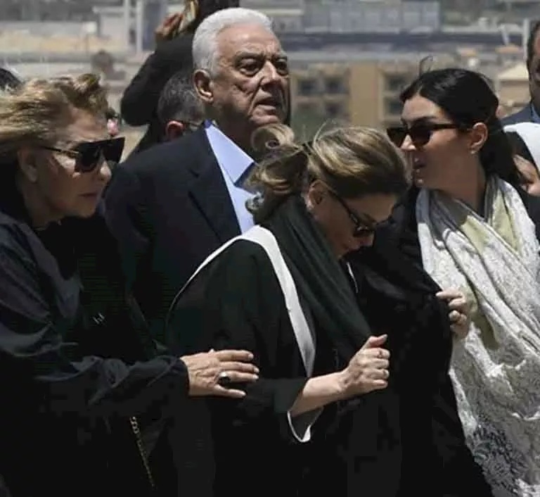 بالصور: مشاهد مؤثرة... زوجة هاني شاكر وابنه في وداعه الأخير
