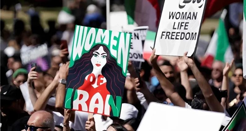 عاصفة إيران تلفح بيروت: رياح التغيير هبّت