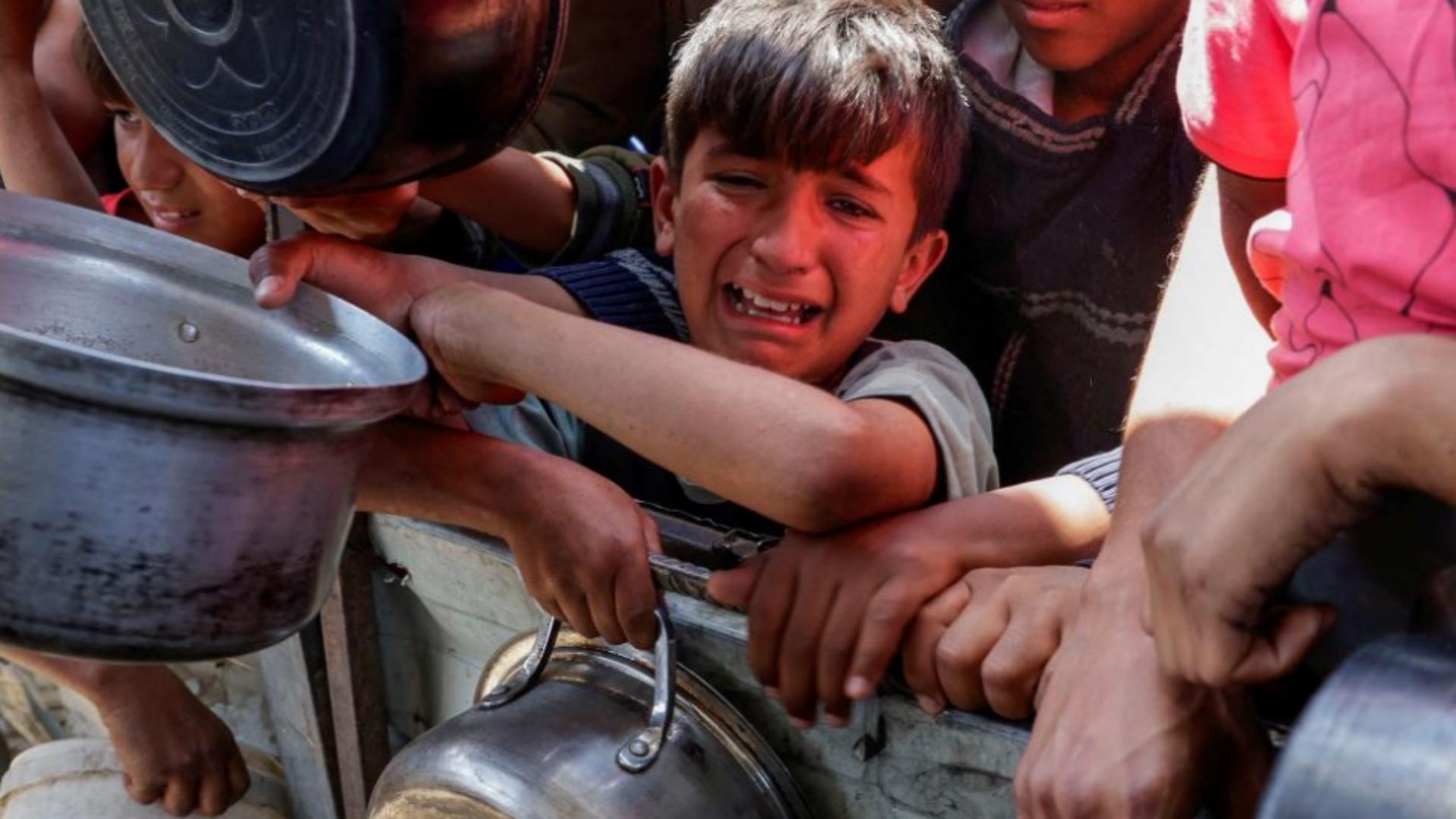 الجوع يفتك بأطفال غزة ورقعة الحرب تتّسع مجدّداً